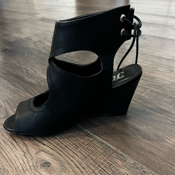 Gently worn peep toe wedge - Picture 2 of 3